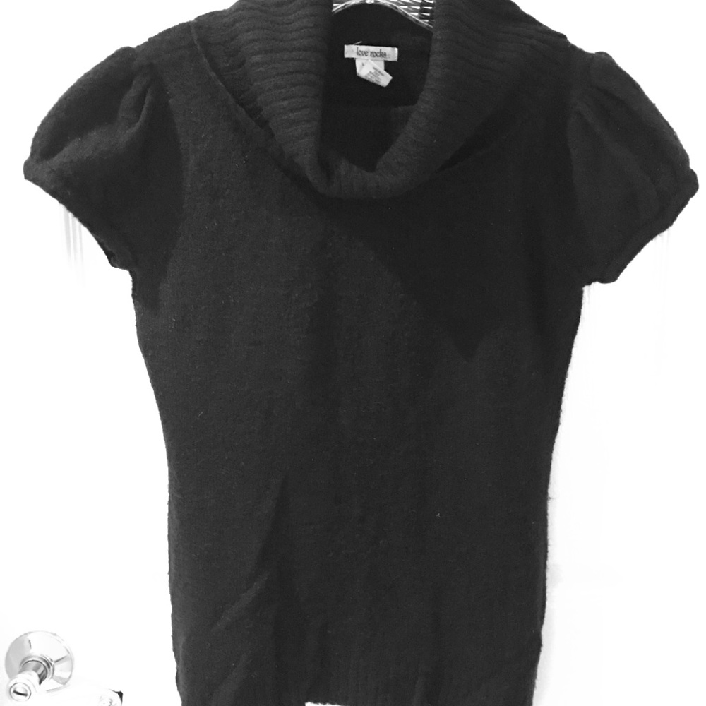 LOVE ROCKS black turtleneck short sleeve sweater